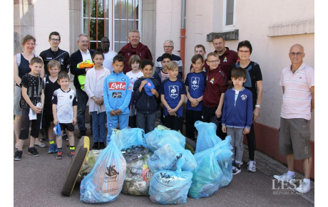 LES JEUNES ONT NETTOYE LA COMMUNE